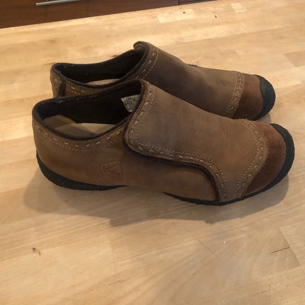 Keen slip-on brown suede / leather women's walking shoes size 8